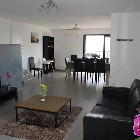 Front De 12 Personnes Saint-Cyprien (Pyrenees-Orientales)